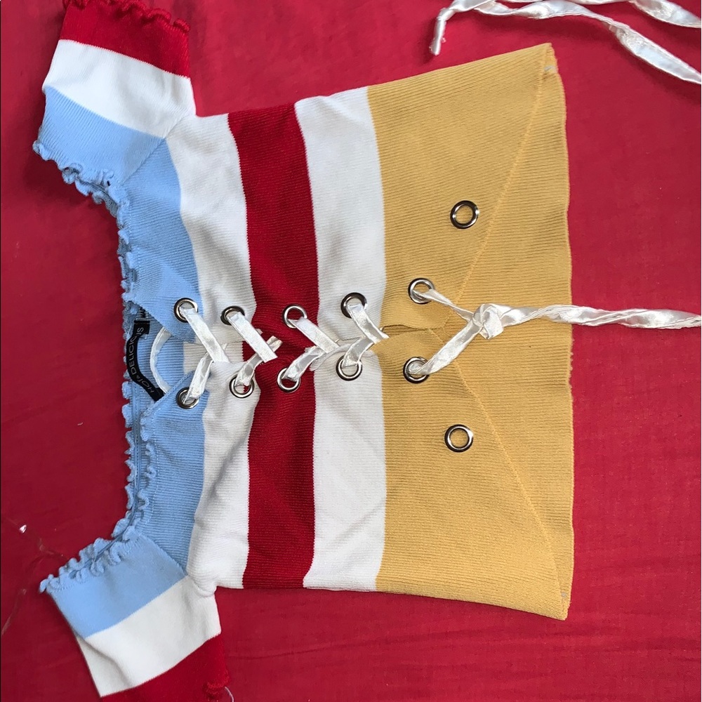 Multicolor shirt with a deep cut.